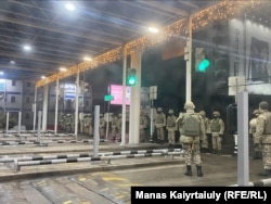 Патрулювання аеропорту Алмати військовими та поліцією. 5 січня 2022 року