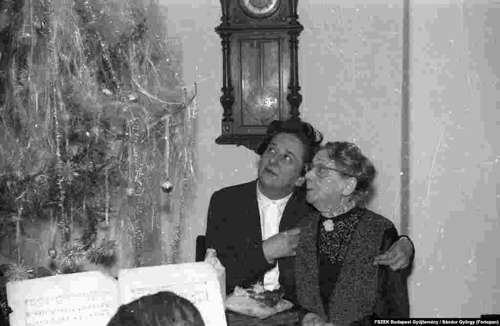 Gobbi Hilda és Kende Paula színművésznő&nbsp;egy 1957-es karácsonyi ünnepségen az&nbsp;Ódry Árpád Színészotthonban