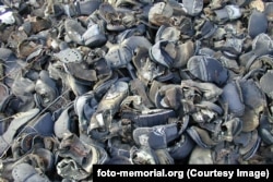 Обувки в изоставен трудов лагер в Колима. Снимката е направена по време на експедиция в лагера през 2002 г. Затворниците са копали руда с калай и уран.