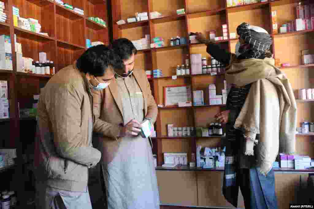 Clinici și farmacii ilegale sunt închise în orașul Khost din Afganistan.