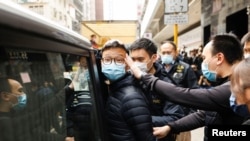 Главниот уредник на „Stand News“ Патрик Лам е еден од шесте лица уапсени „за заговор за објавување бунтовна публикација“ според Одделот за национална безбедност на полицијата во Хонг Конг. 29 декември 2021 година.