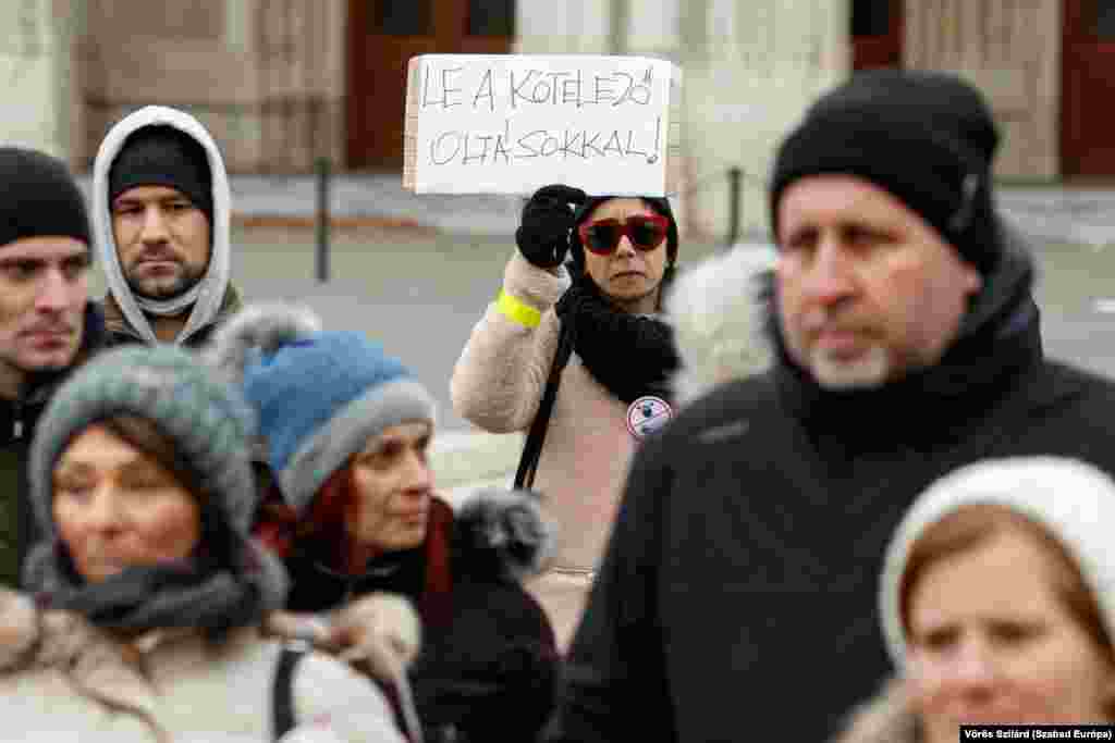 Tüntetők december 18-án a Parlament előtt Budapesten