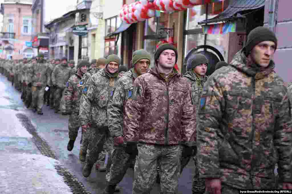 Військові урочистим маршем пройшли через центральні вулиці Ужгорода, де їх зустрічали рідні, волонтери, жителі міста