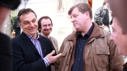 Orbán Viktor és Stumpf István 2009-ben a Bibó István Szakkollégium udvarán, a Fidesz megalakulásának 21. évfordulóján