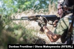 Матрос морської піхоти прикриває відхід журналістів Donbas Frontliner під час раптового обстрілу з боку російських гібридних сил під селищем Верхньоторецьке, 13 вересня 2021 року
