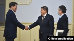 Li Hui (left) meets with Kyrgyz officials in 2021.