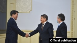 Li Hui (majtas) takohet me zyrtarët në Kirgistan në vitin 2021.