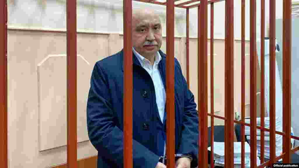 Ел азагында Казан федераль университеты ректоры, Татарстан Дәүләт шурасы депутаты Илшат Гафуровны Мәскәүдән килгән куәт оешмасы вәкилләре тоткарлап, Мәскәүгә алып китте. Гафуровка "яллап кеше үтерү белән бәйле" маддә нигезендә җинаять эше ачылды, ул ике айга сак астына алынды. Мәскәү, 22 декабрь.