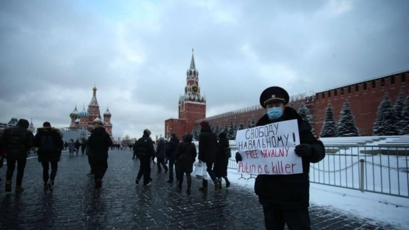 Бывший полицейский вышел на Красную площадь с плакатом «Путин убийца»