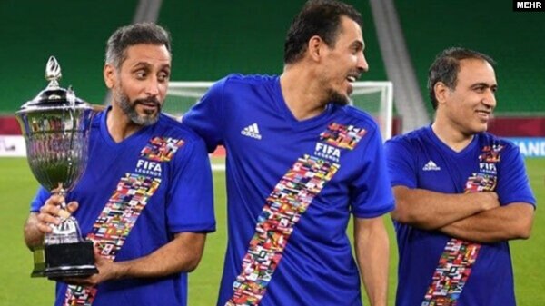 Mehdi Mahdavikia (derecha) asiste al partido amistoso de Leyendas Árabes y Leyendas del Mundo de la FIFA en Doha, Qatar, el 17 de diciembre.