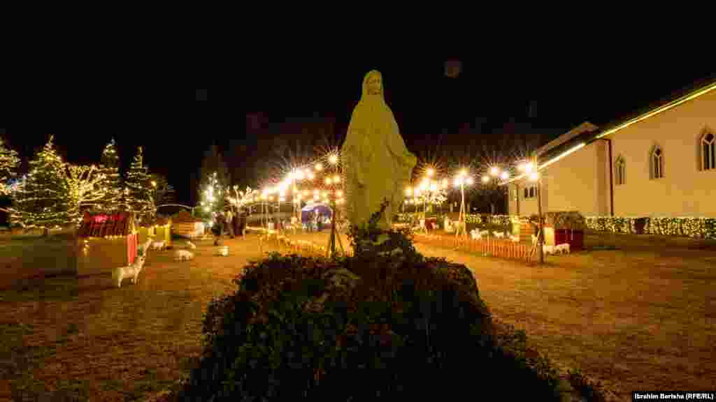 Oborri i Kishës Shën Jozefi në Pjetërshan tashmë ka pamje festive. &nbsp;