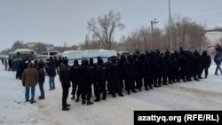 Отряд СОБРа оцепил дорогу на митинге в Уральске. 4 января 2022 года
