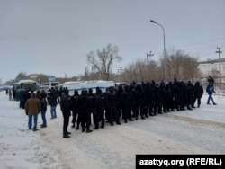 Оцепление дороги отрядом СОБРа на митинге в Уральске. 4 января 2022 года