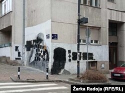 Ovako su murali Mladiću i Mihailoviću izgledali u ponedeljak ujutru (20. decembar 2021)