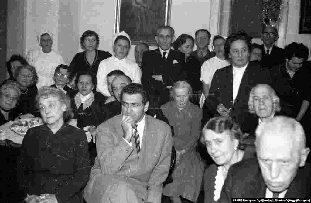 Világos öltönyben Bárdy György, jobbra feljebb áll Gobbi Hilda, előtte ül Bérczy Gyula. Színművészek egy 1957-es karácsonyi ünnepségen az&nbsp;Ódry Árpád Színészotthonban