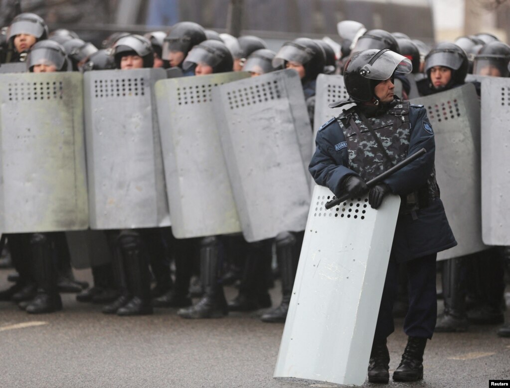 Полиция перекрывает улицы в Алматы, 5 января 2022