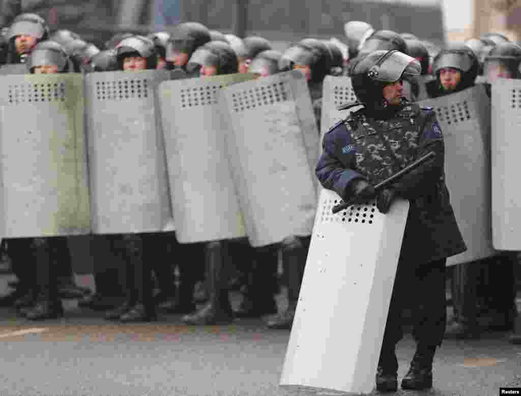 Алматыда полиция көчөлөрдүн бирин жапты. 5-январь, 2022-жыл.&nbsp;