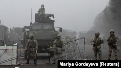 Военные у баррикад в Алматы. 6 января 2022 года