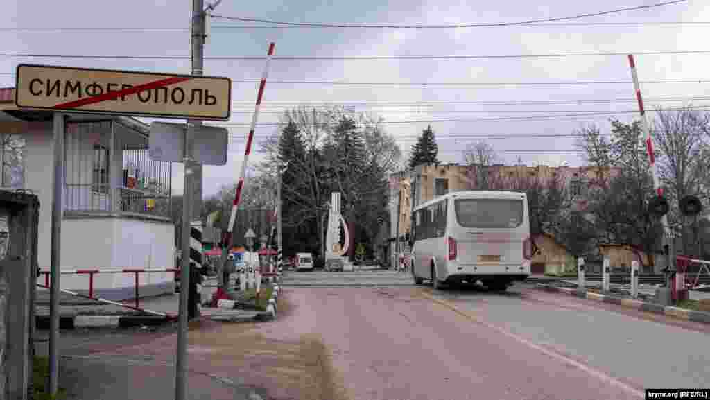 Сразу же за железнодорожным переездом начинается село Перово