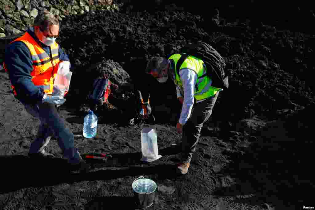 A madridi egyetem geológia tanszékének professzora kőzetet gyűjt az épp szunnyadó vulkánnál december 15-én