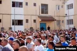 Persoane private de libertate participă la o acțiune desfășurată la Penitenciarul din Timișoara.