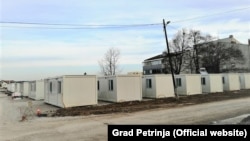 Pojedini stanovnici Petrinje još žive u kontejnerima (na fotografiji, prosinac 2021.) čekajući na obnovu svojih domova nakon potresa koji je 29. prosinca 2020. pogodio ovaj grad u središtu Hrvatske.