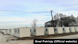 Pojedini stanovnici Petrinje još žive u kontejnerima (na fotografiji) čekajući na obnovu svojih domova nakon razornog potresa koji je prije točno godinu dana pogodio ovaj grad u središtu Hrvatske (28. prosinca 2021.)