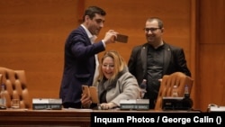 Interacțiunea permanentă cu urmăritorii i-au plasat pe Diana Șoșoacă și George Simion în fruntea clasamentului Facebook pe 2021. Fotografie de la votul pentru guvernul propus de Dacian Cioloș, pe 20 octombrie 2021.