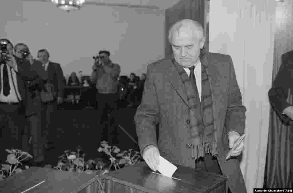 În 1988, Gorbaciov creează Congresul Sovietic al Deputaților Poporului. Fiecare republică sovietică înființează congrese similare, iar pentru prima dată în istoria Uniunii Sovietice au loc alegeri electorale cu mai mulți candidați, mulți dintre ei nefiind membri ai Partidului Comunist. În imagine:&nbsp;URSS. 17 martie 1991. Referendumul întregii Uniuni privind păstrarea Uniunii Sovietice. Președintele sovietic Mihail Gorbaciov la o secție de vot din Moscova.&nbsp;