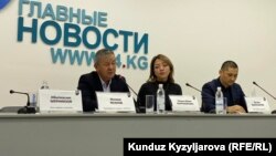 Адвокат Мырза-Айым Камчыбекова и лидер партии «Азаттык» Исмаил Исаков на пресс-конференции. 23 декабря 2021 года. 