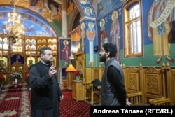 Haik Azarian și preotul Mihai Ovidiu Cățoi discută în biserica Parohiei Progresul II din București.