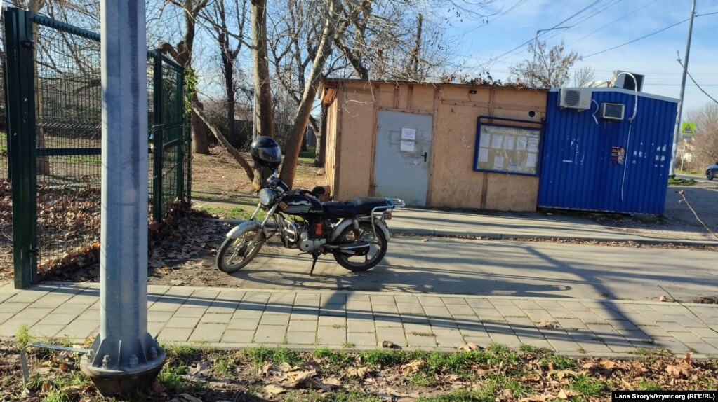 Мотоцикл припаркован у входа на территорию ФАП