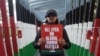 Un activist la o demonstrație din Indonezia împotriva interceptării de către Israel a navelor care participau la „Global Sumud Flotilla”, pe 19 mai 2026.
