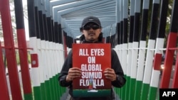 Un activist la o demonstrație din Indonezia împotriva interceptării de către Israel a navelor care participau la „Global Sumud Flotilla”, pe 19 mai 2026.