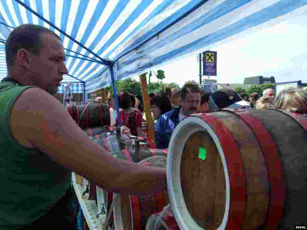 Украіна, Ужгарад: фэстываль віна.