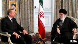 Реджеп Эрдоган (слева) и аятолла Али Хаменеи, Машхад, 29 марта 2012