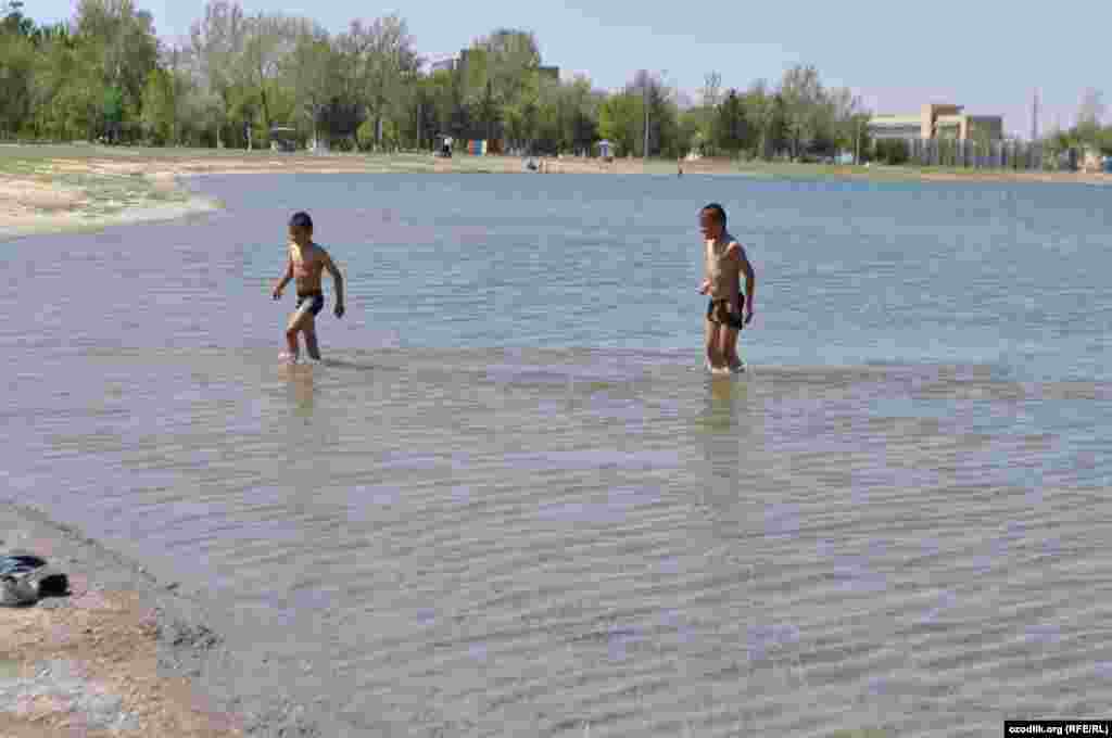 Навоийдаги сунъий кўл иссиқ кунларда болажонларни ўз бағрига олади. 