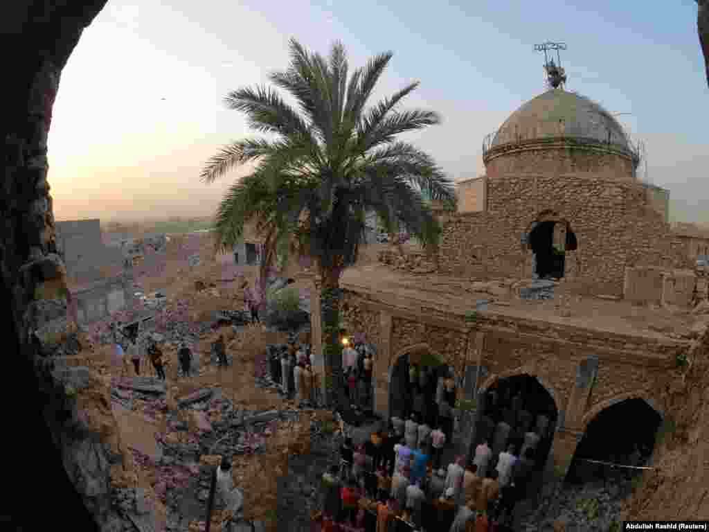 Люди собрались на молитву,&nbsp;посвященную окончанию священного месяца Рамадан (Рамазан), в&nbsp;самой старой мечети,&nbsp;которая была повреждена во время войны с&nbsp;экстремистской группировки&nbsp;&laquo;Исламское государство&raquo; в Мосуле, Ирак