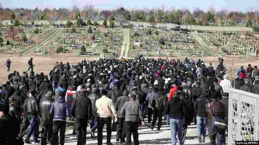 2014 senesi martnıñ 18-de yüzlernen qırımtatarı Aqmescitteki Abdal mezarlığına Reşat Ametovnıñ cenazesine keldi. İşkence izleri olğan cesedi 2014 senesi martnıñ 15-nde Aqmescitten 60 km mesafede tapılğan edi. Martnıñ 3-nde o, Qırım Muhtar Cumhuriyeti Nazirler şurasınıñ binasına çıqıp, Qırım işğaline qarşı bir kişilik narazılıq aktsiyasını keçirgen edi. Rusiye ve Rusiyege qoltutqan birleşme vekilleri tarafından hırsızlanğan edi. 2017 senesi Ukrayına prezidentiniñ buyruğınen Reşat Ametovğa ölümden soñ Ukrayına Qaramanı unvanı berildi. BM Monitoring missiyası Rusiye işğali başlağanından Qırımda 43 insan hırsızlanğanını qayd etti. Qırım.Aqiqatqa ait fotoresim. Telükesizlik maqsadın müellifiniñ adı gizli qala.