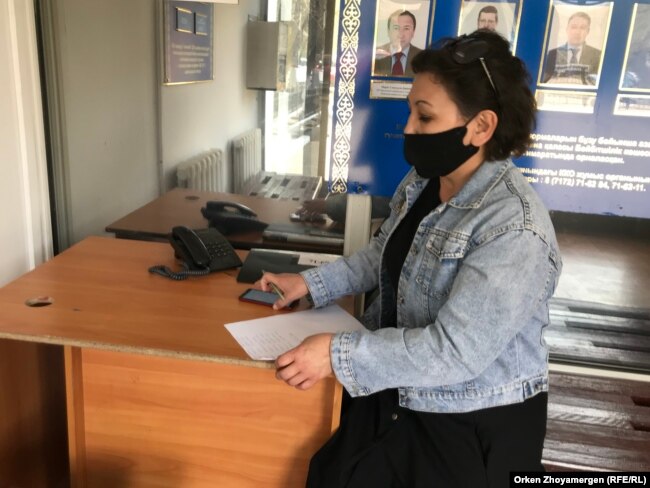 Активистка Айткуль Кашырбекова в полицейском отделении выясняет размер наложенного на нее штрафа, 30 апреля 2021 года.