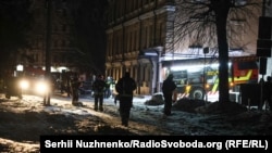 Intervenție a pompierilor la Kiev, după ce o dronă a lovit un bloc de locuit cu multe etaje, înainte de zorii zilei de 3 februarie 