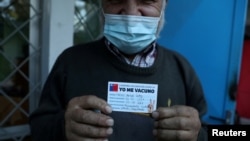Бездомный в Сантьяго, Чили, с прививочным сертификатом. Март 2021 года. Фото: Reuters