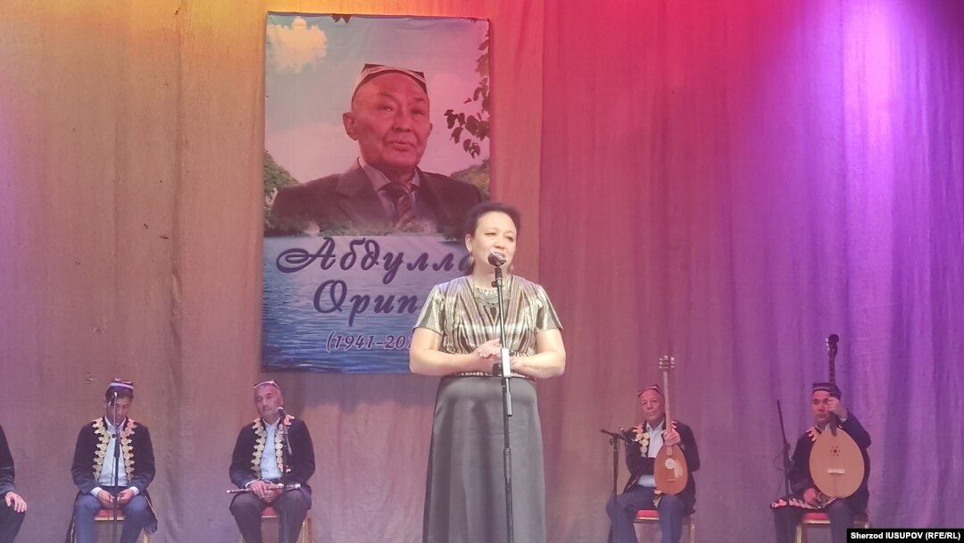 Абдулла Ориповнинг қизи Шоира Орипова Ўшдаги хотира кечасида.