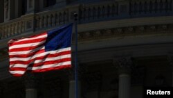 Zastava ispred zgrade Kapitola u Vašingtonu, ilustracija