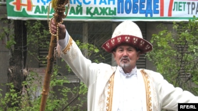 Катя Самбука тобының мүшесі Тесіктері бар эротикалық трусиктер