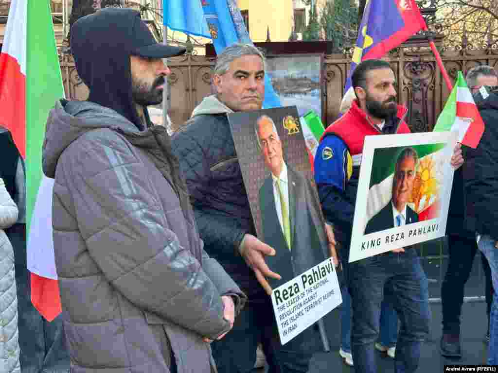 Iranienii stabiliți în România au vrut să marcheze prin manifestația din fața ambasadei Iranului la București o lună de la începutul protestelor din țara lor natală. Manifestațiile au început pe 28 decembrie 2025, când proprietarii de magazine au organizat o grevă din motive economice. Ele s-au extins însă ca mărime și amploare, iar protestatarii au început să formuleze revendicări politice.