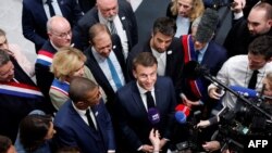 Președintele francez Emmanuel Macron discută pe 4 aprilie cu jurnaliştii în timpul inaugurării Centrului Acvatic Olimpic (CAO) de la Saint-Denis, destinat Jocurilor Olimpice de la Paris din vara acestui an.