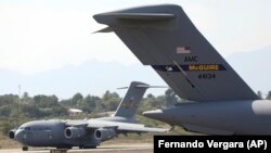 Un avion american cu ajutoare umanitare pe aeroportul Cucuta, din Columbiam, 