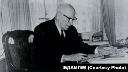 Янка Маўр за працоўным сталом. 1955