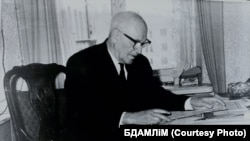 Янка Маўр за працоўным сталом. 1955 год